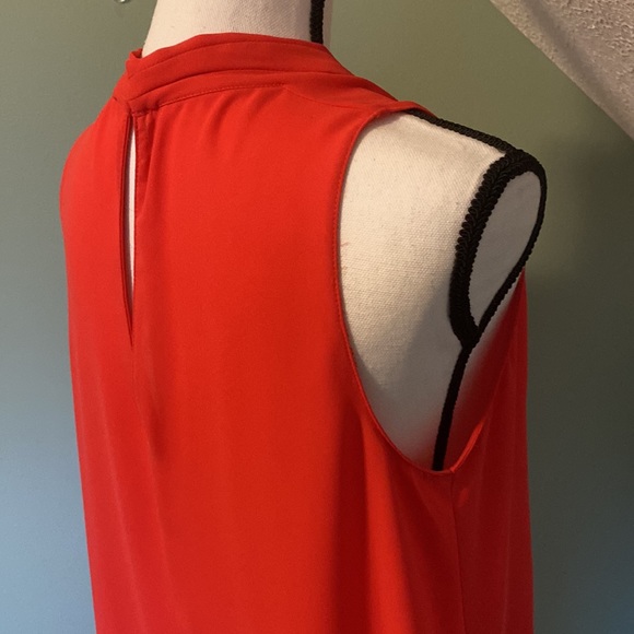 Lush Pleated V-neck Tank - Picture 9 of 11